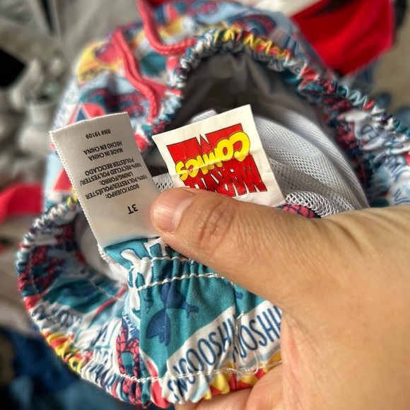 Marvel Spiderman boys swim trunks and matching reversible hat - Picture 2 of 3